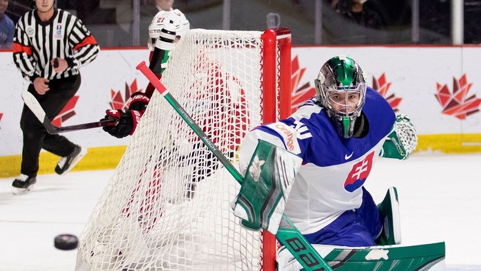 Pred rokom po ňom ani pes neštekol. Teraz je v NHL o mladého Slováka obrovská bitka