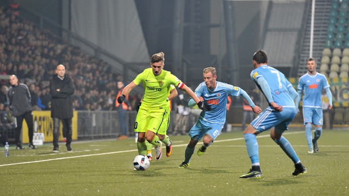 Na snímke vľavo Michal Škvarka (MŠK Žilina) a Joeri de Kamps, František Kubík (ŠK Slovan) 