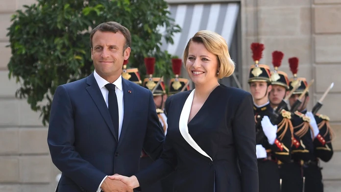 Na snímke francúzsky prezident Emmanuel Macron a prezidentka SR Zuzana Čaputová si podávajú ruky počas stretnutia 24. júla 2019 