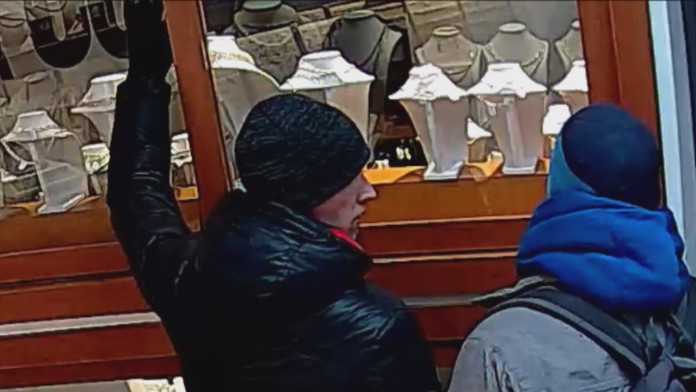 Zlodeji v zlatníctve.