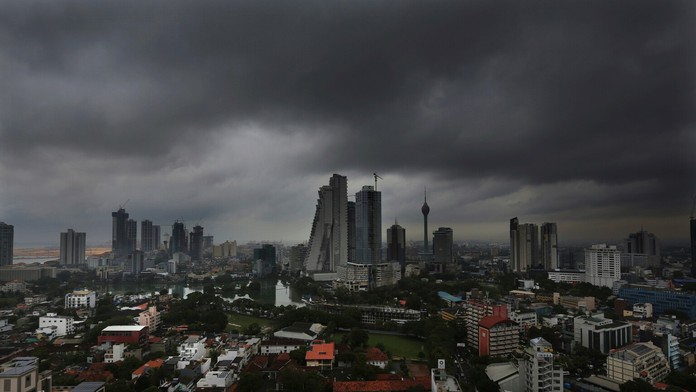 Zdemolované auto pred pražským klubom.