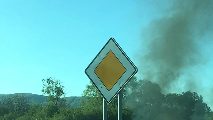 Horiaca motorka na D4 pri Stupave.