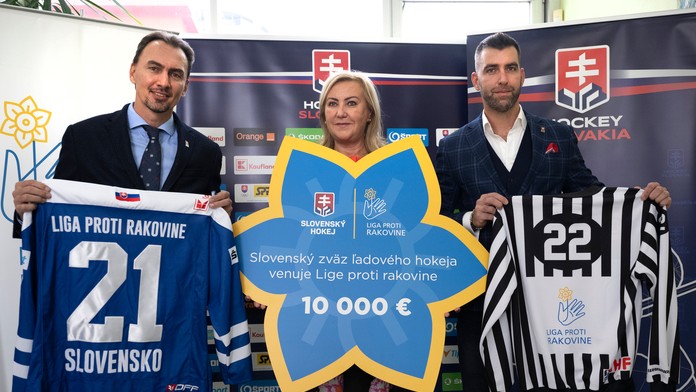 Miroslav Šatan odovzdal šek z dražby víťaznej sady dresov slovenských hokejistov.