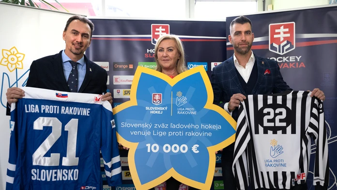 Miroslav Šatan odovzdal šek z dražby víťaznej sady dresov slovenských hokejistov.