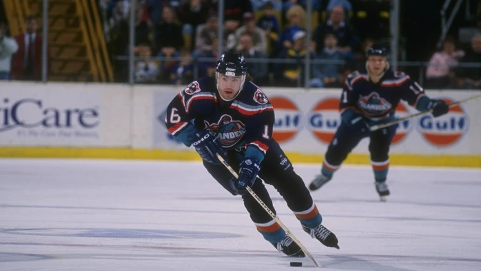 Na archívnej snímke z roku 2003 sa Žigmund Pálffy teší po góle so spoluhráčom Jozefom Stumpelom (obaja LA Kings).