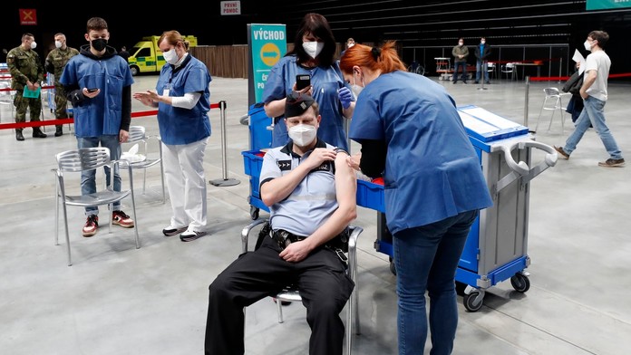 Muž dostáva vakcínu od spoločnosti PfizerBiontech v novom očkovacom centre v budove O2 Universum v Prahe.