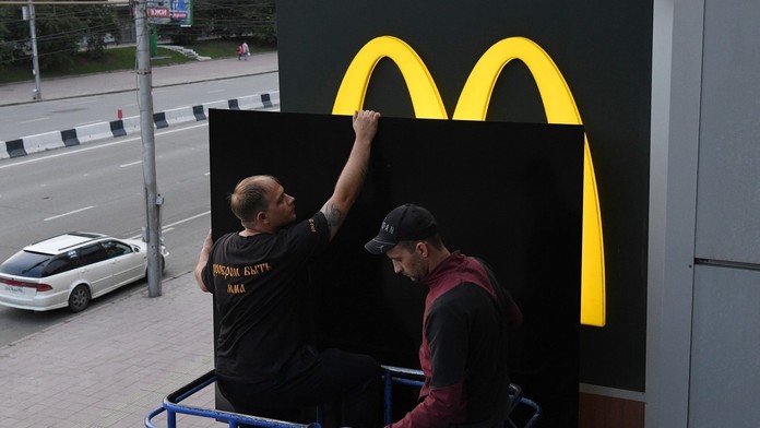 Nový vlastník reťazca McDonald's v Rusku ukázal, ako bude vyzerať logo