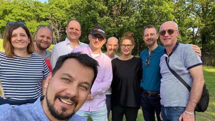 Na snímke politici zo strany Demokrati na teambuildingu. 