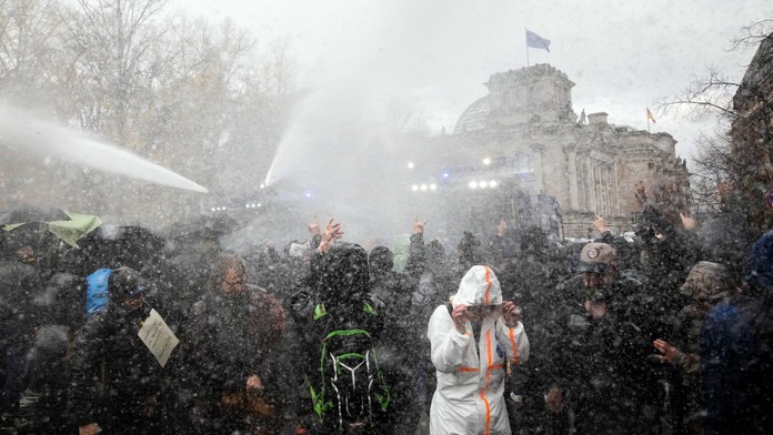 Usporiadatelia pomáhajú po hrozivej nehode Sebastianovi Grosjeanovi.