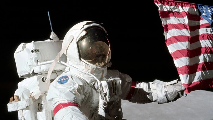 Eugene Andrew Cernan bol posledný muž, ktorý kráčal po povrchu Mesiaca.