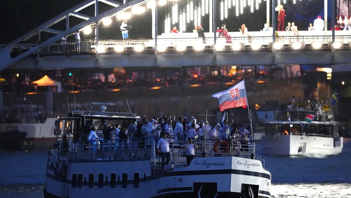 FOTO: Slovenskí športovci na otváracom ceremoniáli OH 2024. Vlajku niesla aj najmladšia športovkyňa v ére samostatnosti