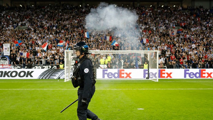 Policajt dohliada na situáciu na štadióne Lyonu pred štvrťfinále EL proti Besiktasu.