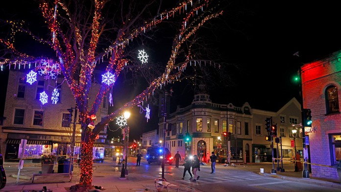 Vianočne vyzdobená ulica v americkom meste Waukesha, kde auto vrazilo do ľudí.