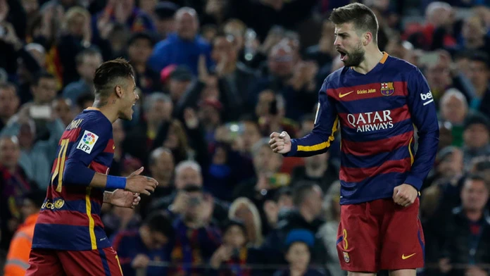 Gerard Pique a Neymar sa tešia po strelenom góle do siete Realu Madrid.