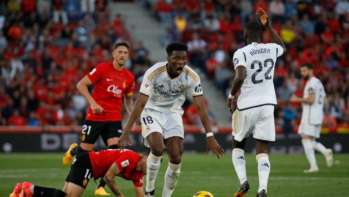 Futbalista Aurelien Tchouameni (uprostred) z Realu Madrid reaguje v zápase 31. kola španielskej La Ligy.
