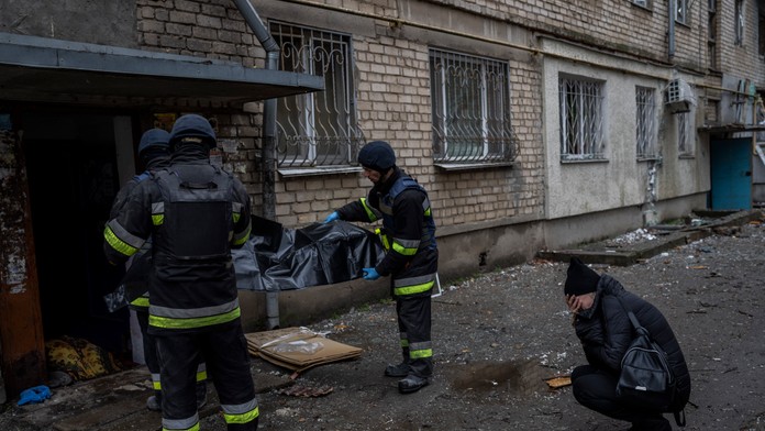 Ruské nočné útoky na Cherson. Po ostreľovaní obytných budov hlásia 11 zranených vrátane bábätka