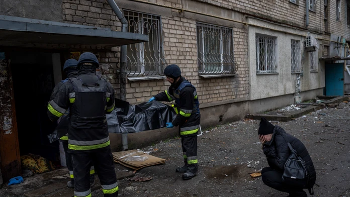 Ruské nočné útoky na Cherson. Po ostreľovaní obytných budov hlásia 11 zranených vrátane bábätka