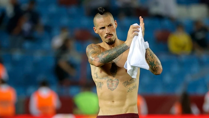 Slovenský futbalový reprezentant v drese tureckého Trabzonsporu Marek Hamšík tlieska divákom.