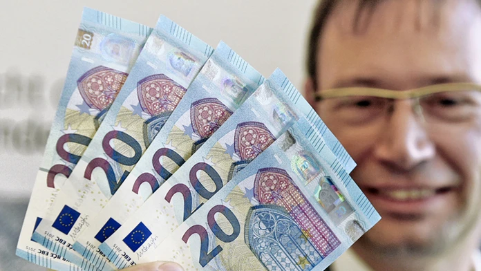 Uwe Schneider ukazuje nové dvadsaťeurové bankovky.