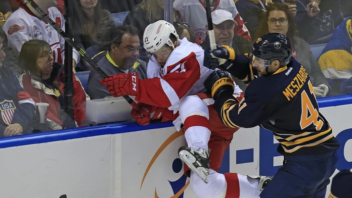 Útočník Detroitu Tomáš Tatar a obranca Sabres Andrej Meszároš v súboji pri mantinely