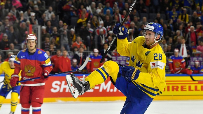 Švéd Elias Lindholm sa teší z gólu na MS 2017 proti Rusku.