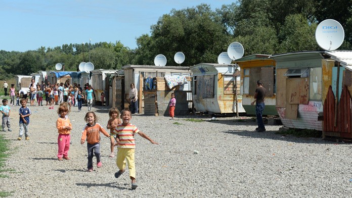Vo Veľkej Ide už niekoľko rokov bývajú Rómovia v karavanoch. 