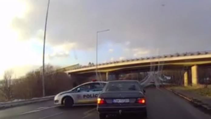 Žiarski policajti sa z ničoho nič otočili do protismeru.