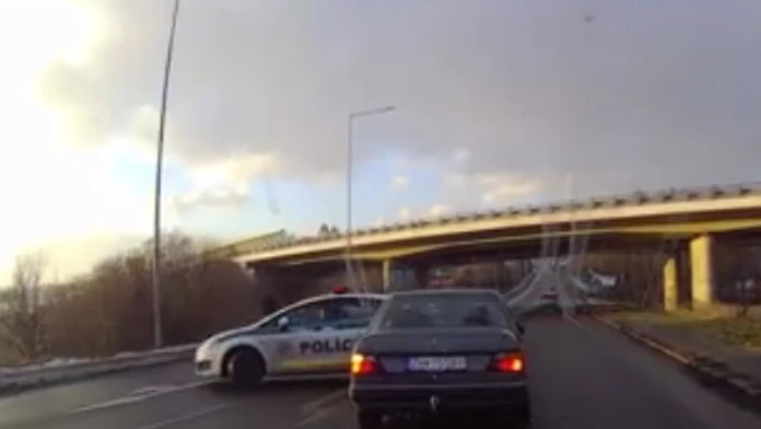 Žiarski policajti sa z ničoho nič otočili do protismeru.