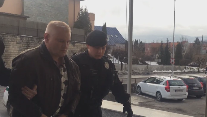 Miroslava privádzajú policajti 