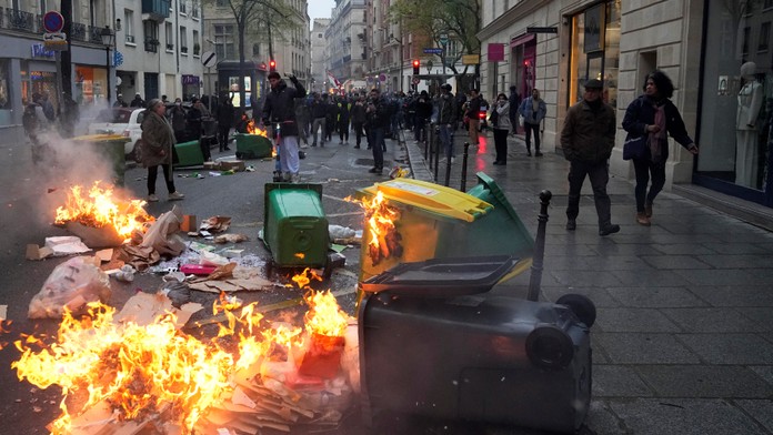 Nepomohli ani tri mesiace protestov. Macron podpísal zákon, ktorý zvýšil vek odchodu do dôchodku