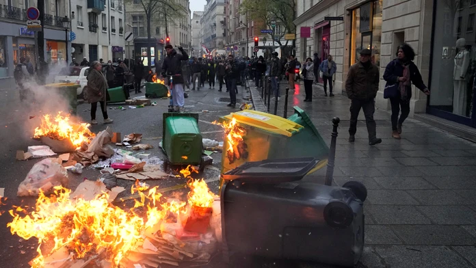 Nepomohli ani tri mesiace protestov. Macron podpísal zákon, ktorý zvýšil vek odchodu do dôchodku