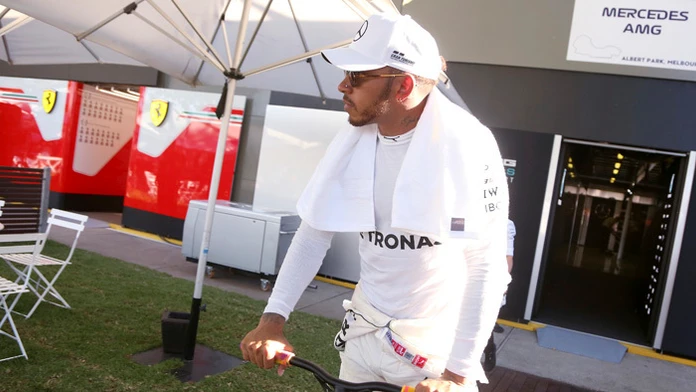 Štvornásobný majster sveta Lewis Hamilton bol najrýchlejší v prvom meranom tréningu pred Veľkou cenou Austrálie.