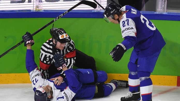 Ďaloga sa z gólu radoval aj s rozhodocom, ktorého v zotrvačnosti poslal na ľad.