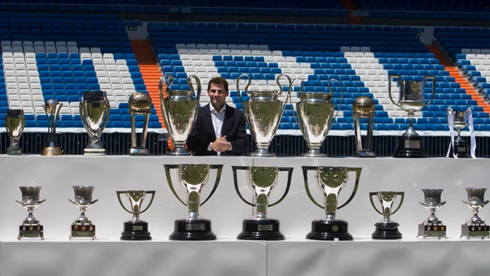Odchádzajúci brankár Realu Madrid Iker Casillas so všetkými trofejami, ktoré vyhral s klubom.