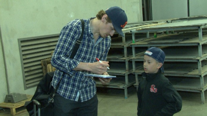 Tomáš Kopecký dáva autogram po príchode z MS.