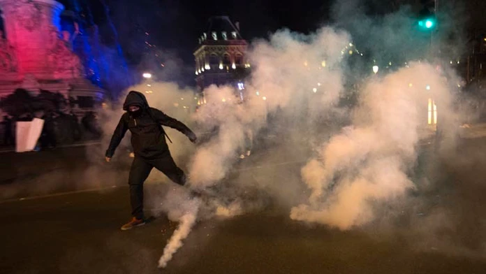 Nepokoje v Paríži.