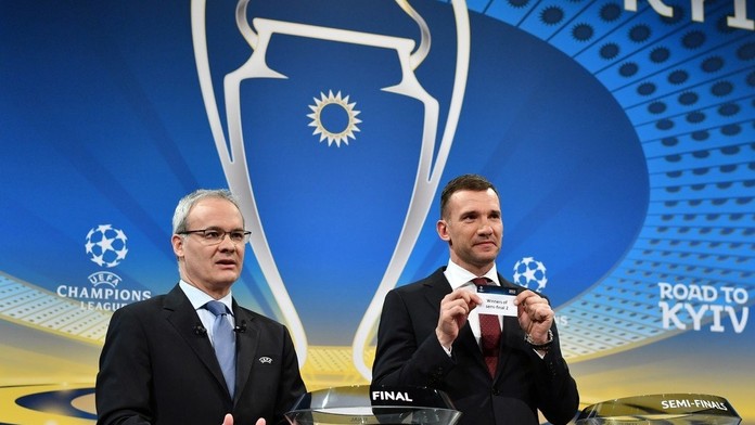 Riaditeľ súťaží UEFA Giorgio Marchetti a Andrij Ševčenko počas žrebu semifinále LM.