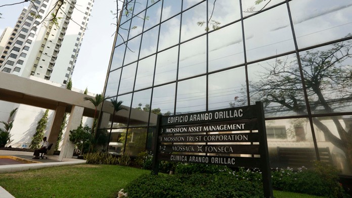 Na snímke je informačná tabuľa s nápisom právnickej firmy Mossack Fonseca v Paname.