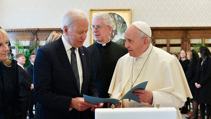 Americký prezident Joe Biden a pápež František.