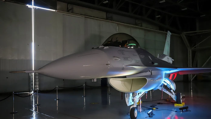 Na snímke prvá stíhačka F-16 so slovenským znakom.