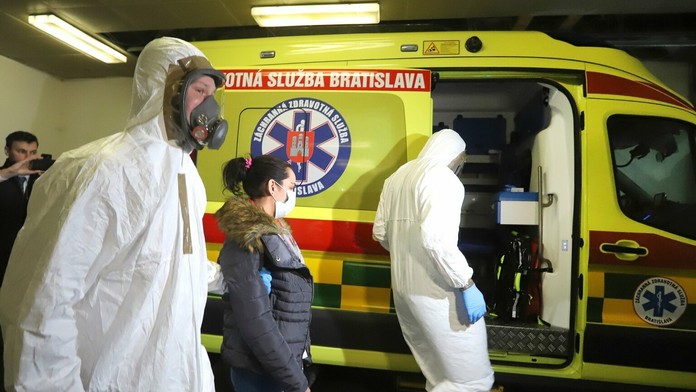 Orangutan podal ochranárovi pomocnú ruku.