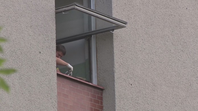 Okno na OR PZ v Poprade, z ktorého vyskočil mladík.