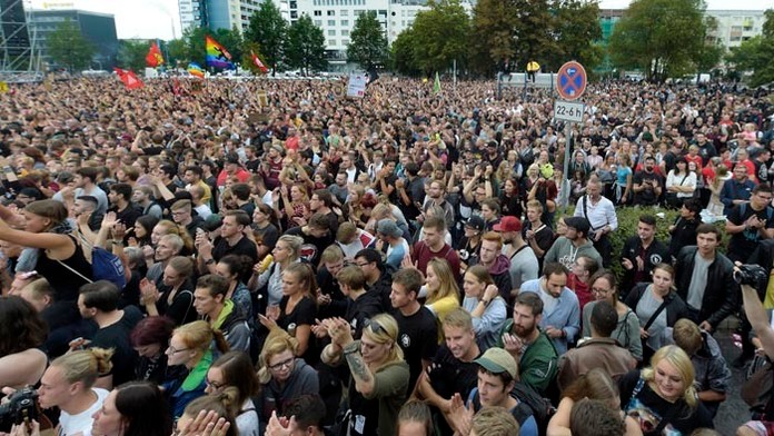 Najmenej 65.000 ľudí prišlo na koncert proti rasizmu, xenofóbii a násiliu do Chemnitzu.
