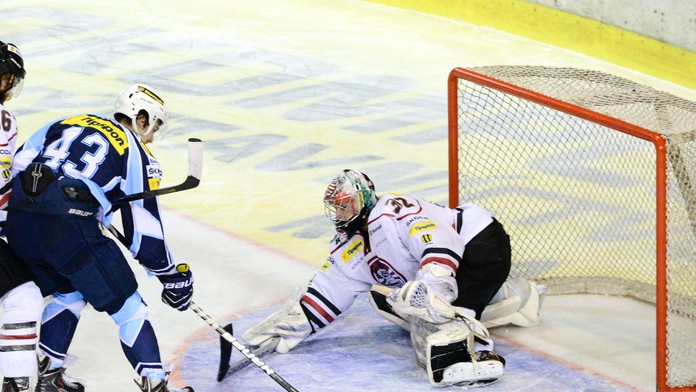 útočník Richard Mráz (Nitra) v šanci, vpravo brankár Zane Kalemba (B. Bystrica)