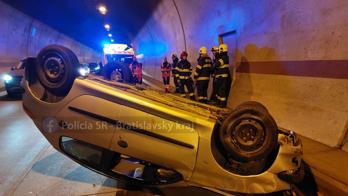 V bratislavskom tuneli Sitina sa prevrátilo auto, polícia vyzýva k obozretnosti