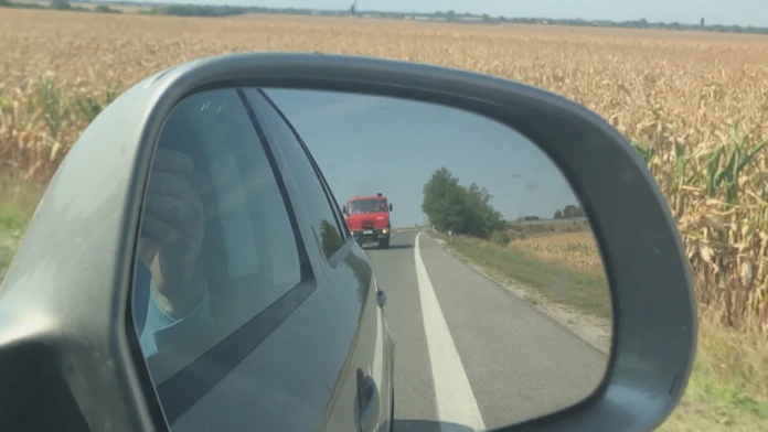 Auto na diaľnici.