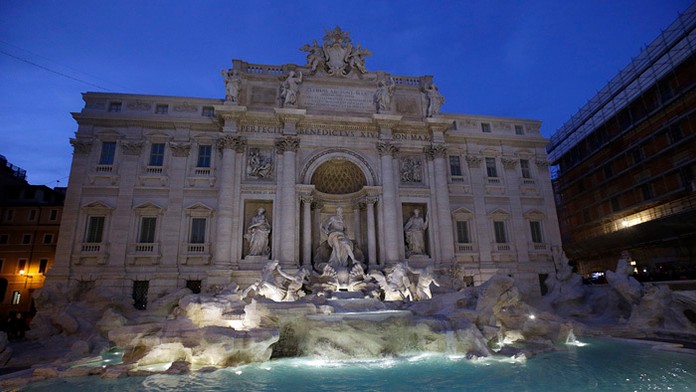 Zrenovovaná baroková Fontána di Trevi počas slánostného otvorenia v Ríme.