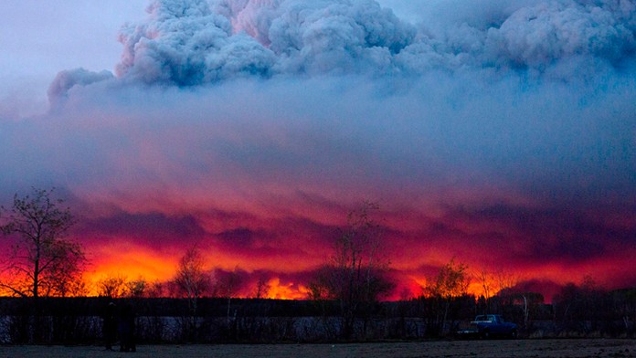 V západokanadskej provincii Alberta vyhlásili v stredu stav ohrozenia v súvislosti s mohutným lesným požiarom.