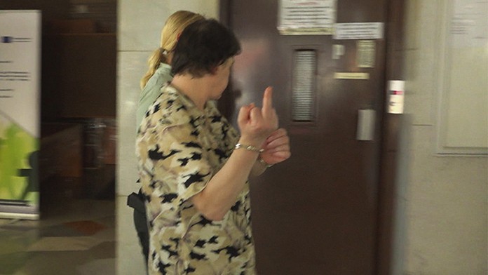 Majiteľka spievajúceho domu ukazuje novinárom hanlivé gesto