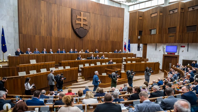 Parlament ukončil schôdzu. Dôvodom bolo neschválenie programu